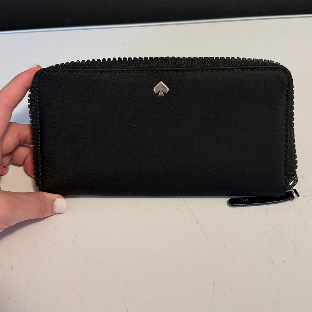 Kate Spade Black and Gold Zipper Pull